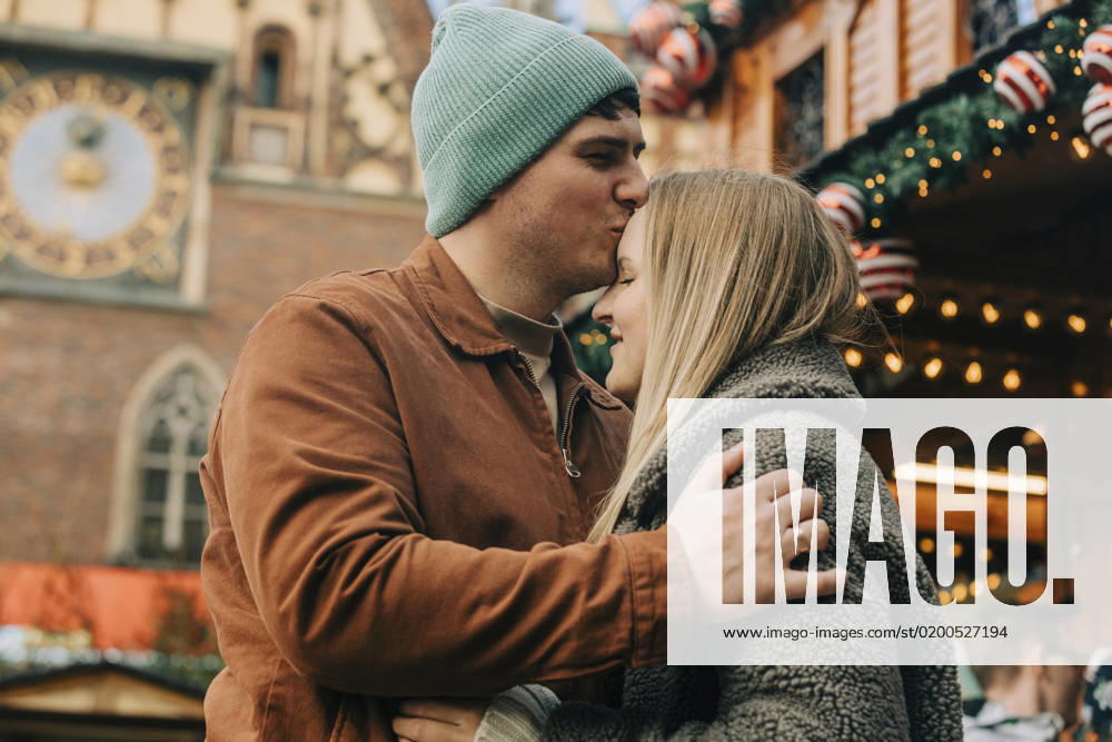Man kissing woman on forehead at Christmas market model released, Symbolfoto, VSNF00312