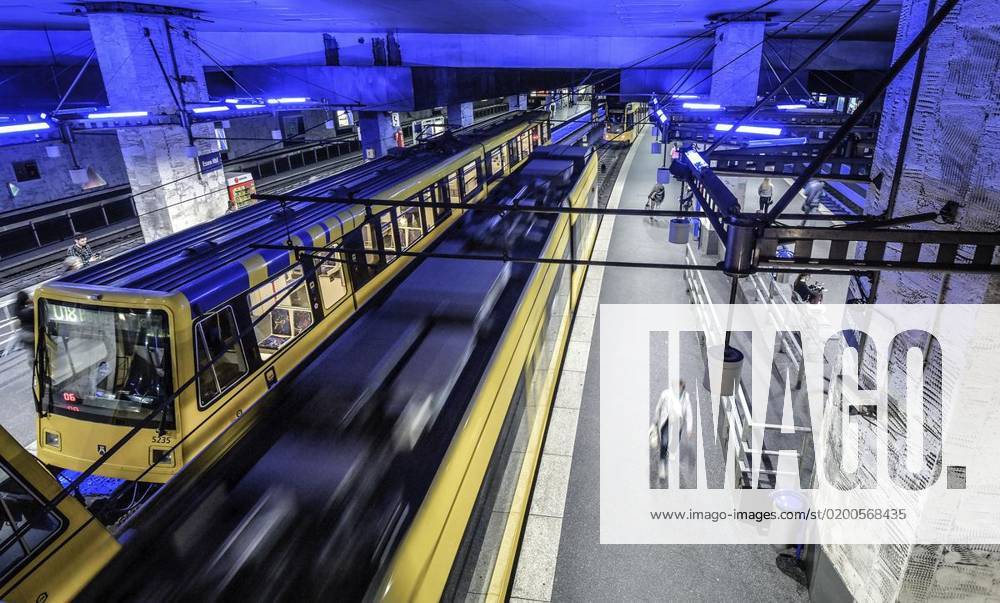 Wenige Menschen befinden sich am Dienstag, den 28. April 2020 in der U-Bahn am Esener Hauptbahnhof. Bei der Ruhrbahn herrscht Maskenschutzpflicht. Nase und Mund müssen bedeckt sein. Deutschland NRW Essen