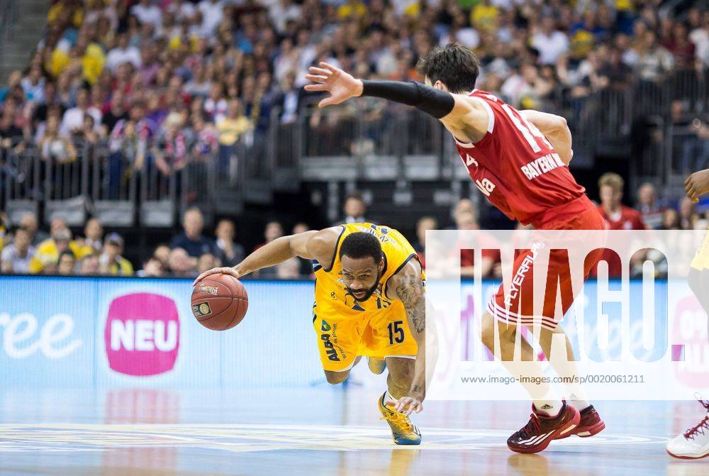 Berlin, Deutschland, 04.06.2015: BEKO BBL Playoff Halbfinale Spiel 5 Saison 2014 2015 - ALBA Berlin - FC Bayern Muenchen München. Reggie Redding (Alba 15) im Zweikampf gegen Nihad Djedovic (Bayern München)