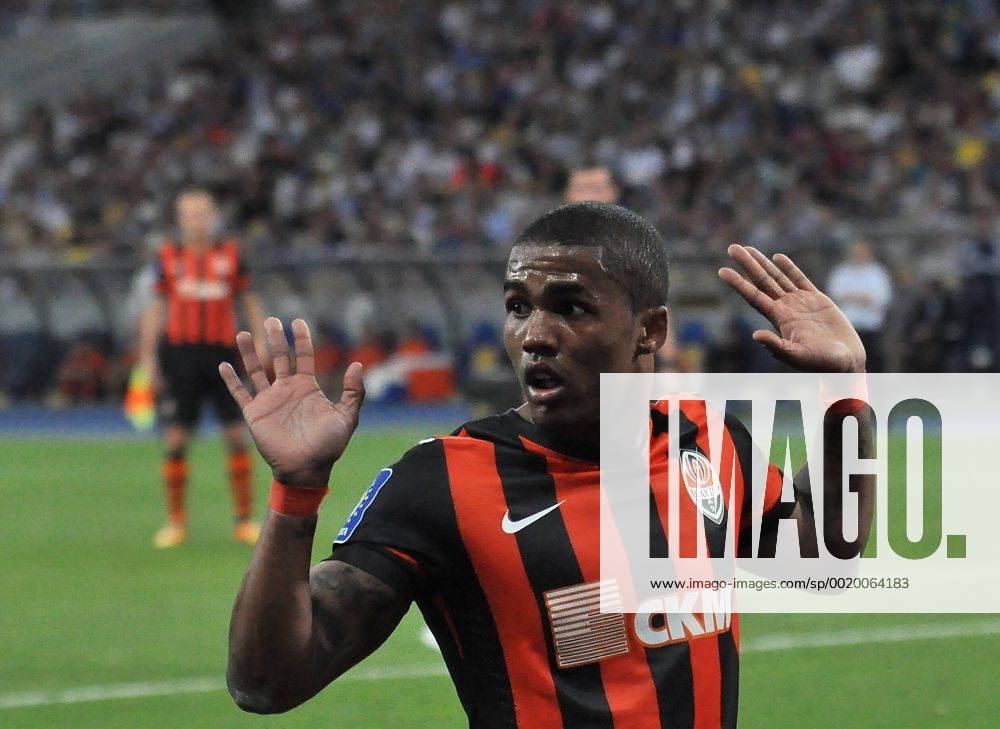 Aktuell Fußball, Ukraine, Pokalfinale, Dynamo Kiew - FC Shaktar Donetsk June 4, 2015 - Kiev, Ukraine - Douglas Costa Shakhtar reacts during the match between FC Dynamo Kyiv and FC Shakhtar Donetsk in the Ukrainian Cup final at the Olympic Stadium in Kiev, Ukraine on June 04, 2015..Bayern Munich is interested in Brazilian midfielder of Shakhtar and try to buy a player, the estimated Ukrainian club of 25 million euros in the current season, according to the German press. Dynamo Kiev won at Shakhtar Donetsk in the Ukrainian Cup - ZUMAn230