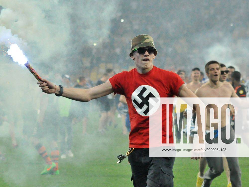 Aktuell Fußball, Ukraine, Pokalfinale, Dynamo Kiew June 4, 2015 - Kiev, Ukraine - Fan of Dynamo Kiev with Nazi symbols and fireworks in hand ran onto the field to celebrate the victory of FC Dynamo Kyiv in the Ukrainian Cup final at the Olympic Stadium in Kiev, Ukraine on June 04, 2015 - ZUMAn230