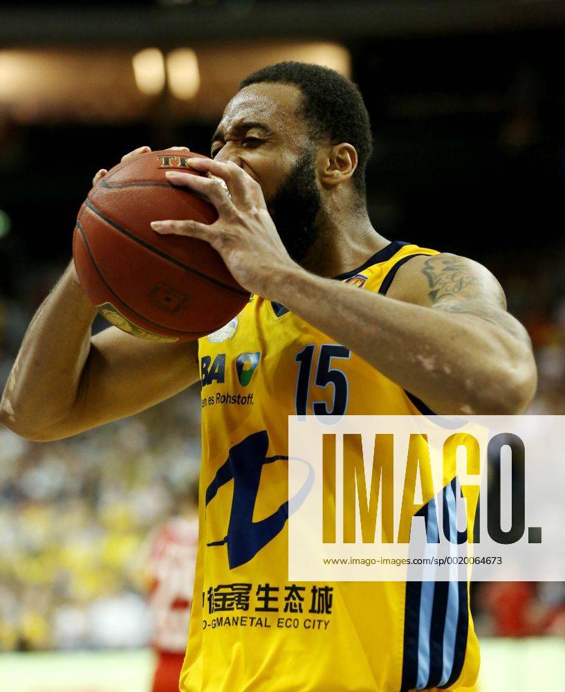 Reggie Redding in den Baqll beissend Aktion Oberkoerper Oberkörper Basketball Play Off BBL Bundesliga Herren Saison 2014 2015 04.06.2015 ALBA Berlin vs. FC Bayern München