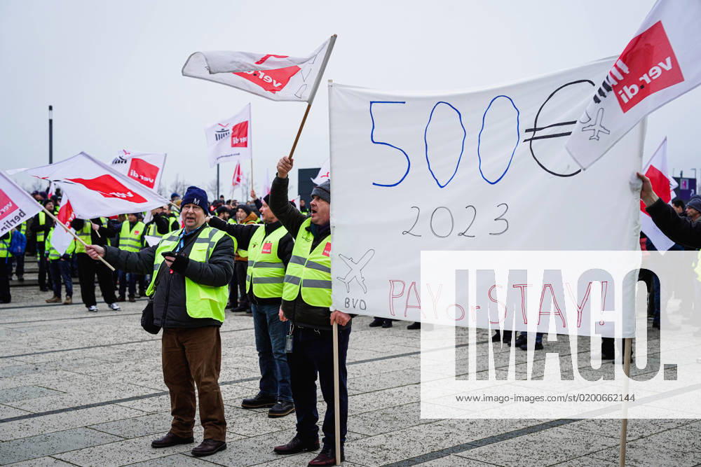 Warning strike at the airport BER Berlin Brandenburg Current, 25 01 2023, Berlin, strikers of the trade union Ver di in front of the airport BER Berlin Brandenburg Willy Brandt due to the warning strike of the trade union Verdi at the airport BER Berlin Brandenburg Berlin Berlin Germany