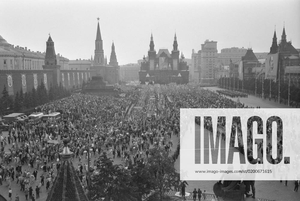 Moscow, USSR. August 18, 1962. Local people attend a rally in Red Square dedicated to the recent joint space flight of Soviet cosmonauts Andriyan Nikolaev and Roman Popovich on board of Vostok-3 and Vostok-4 spacecrafts (August 11-15, 1962). Mark Redkin TASS 16952728