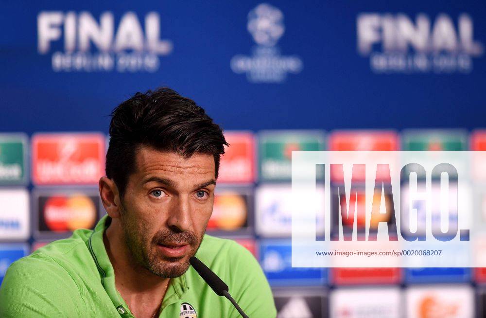 Fussball Champions League, Juventus Turin - FC Barcelona Barca Mediaday, v.l. Gianluigi Buffon (Juventus Turin) PK Pressekonferenz Presse Press press conferencene news conference