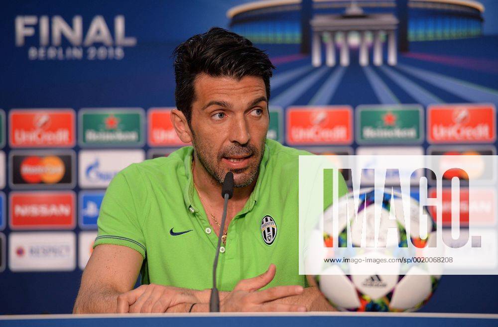 Fussball Champions League, Juventus Turin - FC Barcelona Barca Mediaday, v.l. Gianluigi Buffon (Juventus Turin) PK Pressekonferenz Presse Press press conferencene news conference