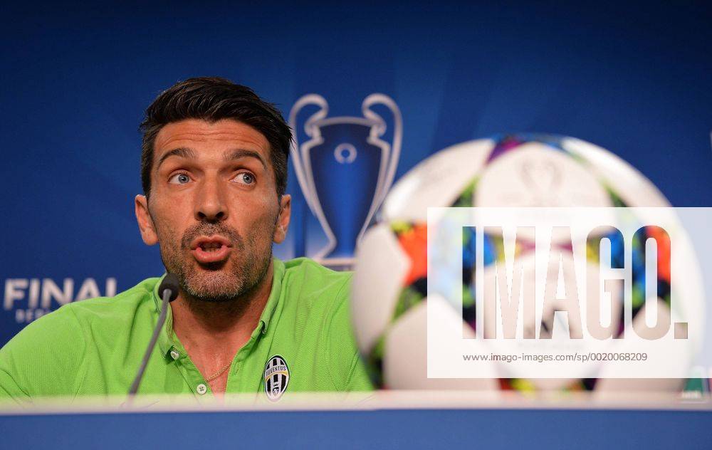 Fussball Champions League, Juventus Turin - FC Barcelona Barca Mediaday, v.l. Gianluigi Buffon (Juventus Turin) PK Pressekonferenz Presse Press press conferencene news conference