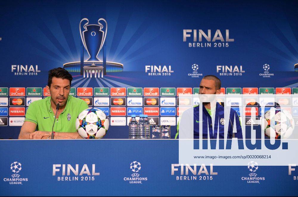 Fussball Champions League, Juventus Turin - FC Barcelona Barca Mediaday, v.l. Gianluigi Buffon (Juventus Turin), Leonardo Bonucci (Juventus Turin) PK Pressekonferenz Presse Press press conferencene news conference