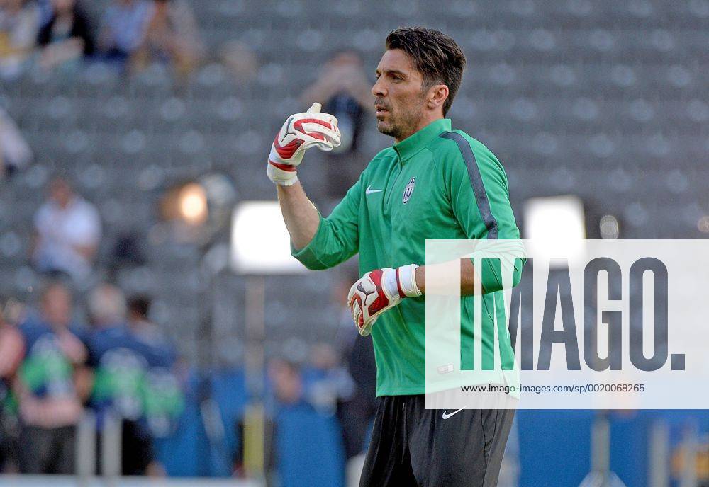 Fussball Champions League, Juventus Turin - FC Barcelona Barca Mediaday, v.l. Gianluigi Buffon (Juventus Turin) gibt Anweisungen, gestikuliert, mit den Armen gestikulieren gives instructions, gesticulate.