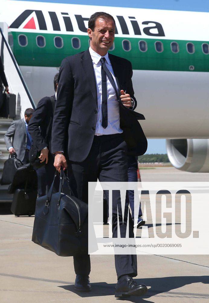 Fussball Champions League, Juventus Turin - FC Barcelona Barca Mediaday, v.l. Massimiliano Allegri (Trainer Head Coach Juventus Turin) arrives at the Tegel Airport
