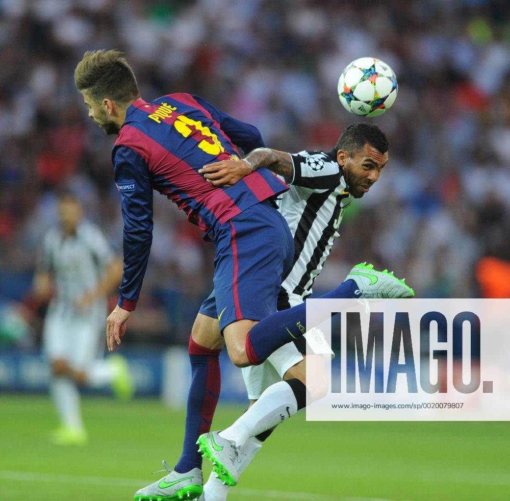 Championsleague Finale in Berlin 06.06.2015 Juventus Turin - FC Barcelona Barca 06.06.2015. Zweikampf zw. Gerard Pique (Barca li.) und Carlos Tevez (Turin). HM