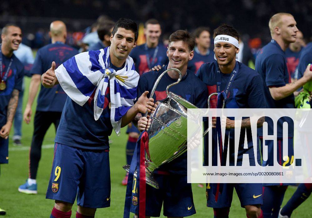 FUSSBALL CHAMPIONS LEAGUE FINALE SAISON 2014 2015 Juventus Turin - FC Barcelona Barca 06.06.2015 Der FC Barcelona gewinnt die Champions League 2015: Luis Suarez, Lionel Messi und Neymar (v.l.) jubeln mit dem Pokal