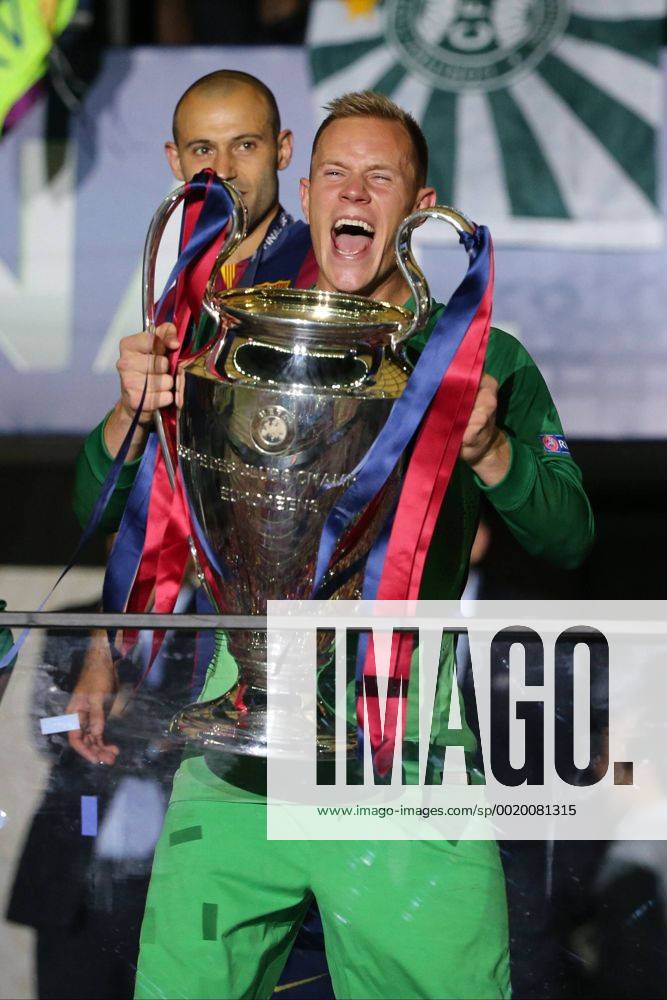 Torwart Marc-Andre ter Stegen FC Barcelona Barca 1) feiert mit dem Pokal nach dem Gewinn des Spiels waehrend des Champions League Finales zwischen Juventus Turin und dem FC Barcelona am 06.06.2015 im Berliner Olympia Stadion (