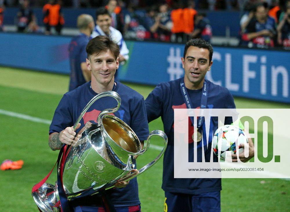 Fussball Champions League Finale 2014 2015 im Oylmpiastadion Berlin, Juventus Turin - FC Barcelona Barca Sieger Barcelona feiert den Champions League Gewinn , v.l. Lionel Messi (FC Barcelona) und Xavi (FC Barcelona) mit dem Pokal