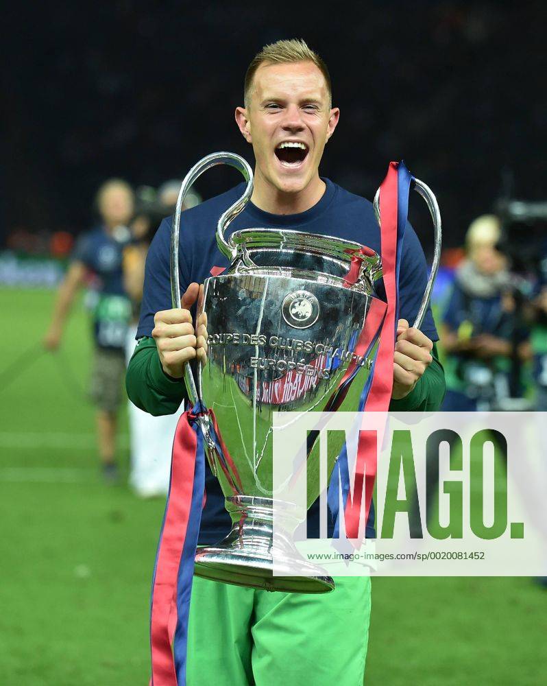 FUSSBALL CHAMPIONS LEAGUE FINALE SAISON 2014 2015 Juventus Turin - FC Barcelona Barca 06.06.2015 Der FC Barcelona gewinnt die Champions League 2015: Torwart Marc Andre ter Stegen jubelt mit dem Pokal