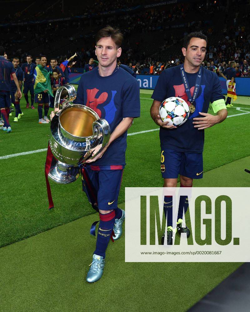 FUSSBALL CHAMPIONS LEAGUE FINALE SAISON 2014 2015 Juventus Turin - FC Barcelona Barca 06.06.2015 Der FC Barcelona gewinnt die Champions League 2015, auf den Weg in die Fankurve: Pokal, Lionel Messi und Xavi Hernandez