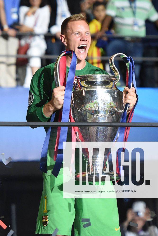 Fußball Champions League Finale Juventus Turin - FC Barcelona Barca am 06.06.2015 im Olympia Stadion in Berlin Marc-Andre ter Stegen ( Barcelona ) mit dem Champions League-Pokal