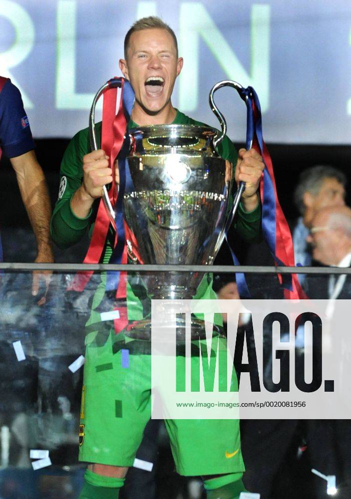 Championsleague Finale in Berlin 06.06.2015 Juventus Turin - FC Barcelona Barca Torwart Marc-Andre ter Stegen (Barca) mit dem Championsleague Pokal. HM