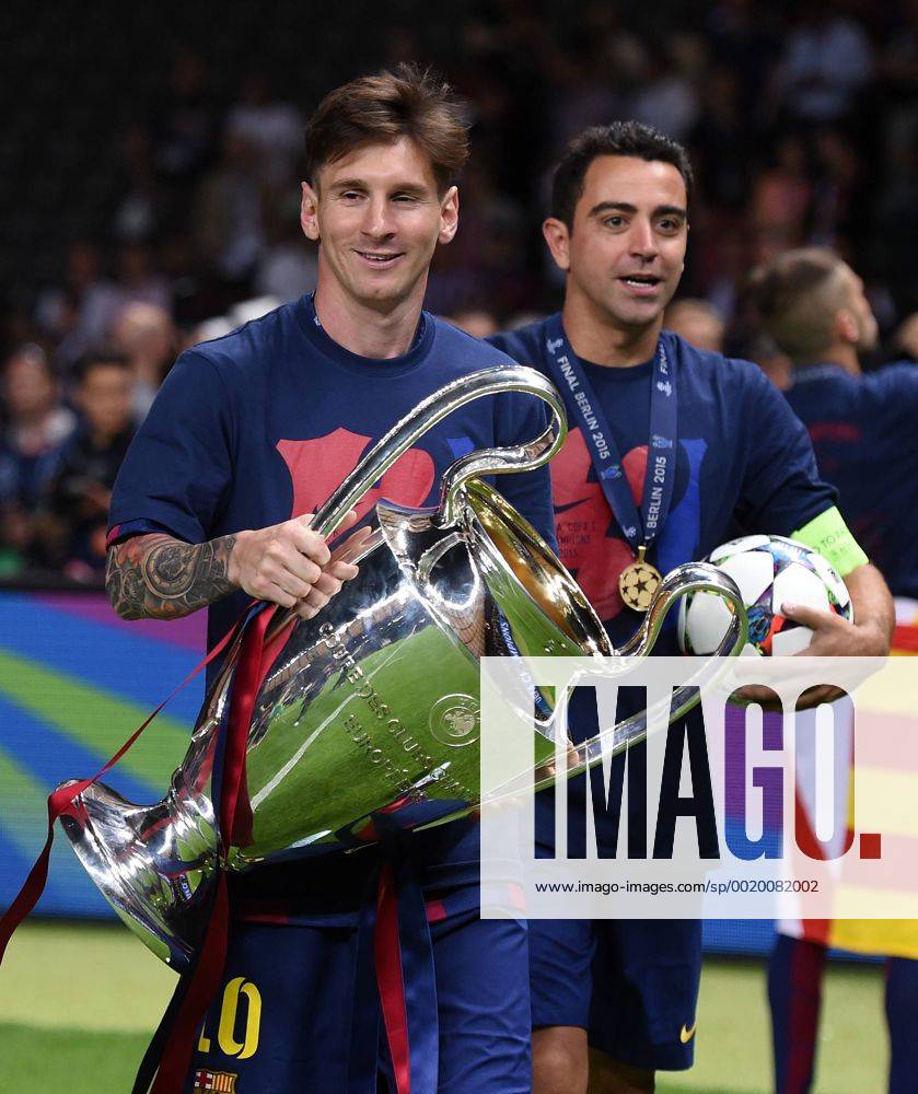 FUSSBALL CHAMPIONS LEAGUE FINALE SAISON 2014 2015 Juventus Turin - FC Barcelona Barca 06.06.2015 Der FC Barcelona gewinnt die Champions League 2015: Lionel Messi und Xavi Hernandez (re) jubeln mit dem Pokal