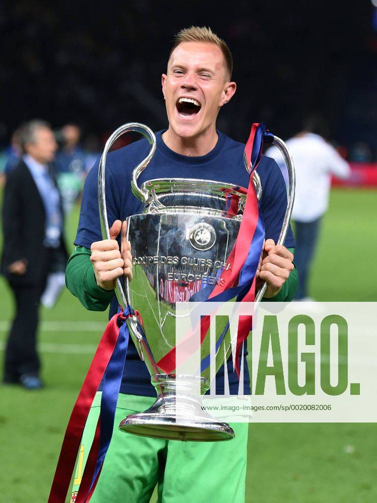 FUSSBALL CHAMPIONS LEAGUE FINALE SAISON 2014 2015 Juventus Turin - FC Barcelona Barca 06.06.2015 Der FC Barcelona gewinnt die Champions League 2015: Torwart Marc Andre ter Stegen jubelt mit dem Pokal