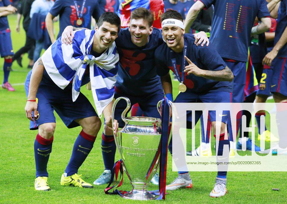 MESSI Diego mit NEYMAR und SUAREZ Luis TEAM FC Barcelona Barca Champions League Sieger 2015 mit dem Pokal UEFA Champions League Finale Juventus Turin-FC Barcelona in Berlin am 06.Juni 2015 in Berlin