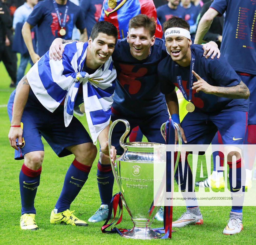 MESSI Diego mit NEYMAR und SUAREZ Luis TEAM FC Barcelona Barca Champions League Sieger 2015 mit dem Pokal UEFA Champions League Finale Juventus Turin-FC Barcelona in Berlin am 06.Juni 2015 in Berlin