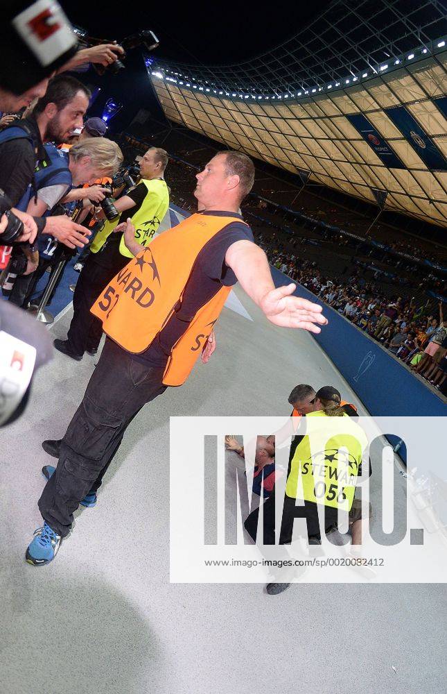 Fussball Champions League, Juventus Turin - FC Barcelona Barca v.l. Fotograf wurde von Ordnern grundlos gewaltsam zu Boden gerießen geriessen geriesen niedergeschlagen