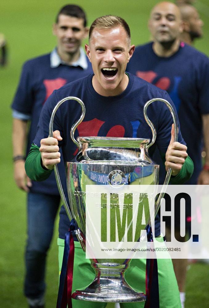 Berlin, 06.06.2015, Olympiastadion Torwart Marc-Andre ter Stegen (Barca) jubelt mit Pokal Juventus Turin - FC Barcelona Barca