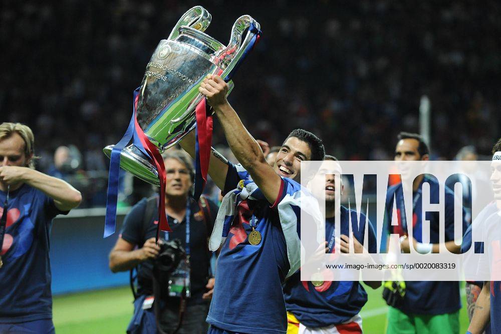 IPP20150606 Football - soccer: UEFA Champions League, Final 2015, Juventus Turin - FC Barcelona Barca: luis suarez mit Pokal ZWEIx PhotoxPressx