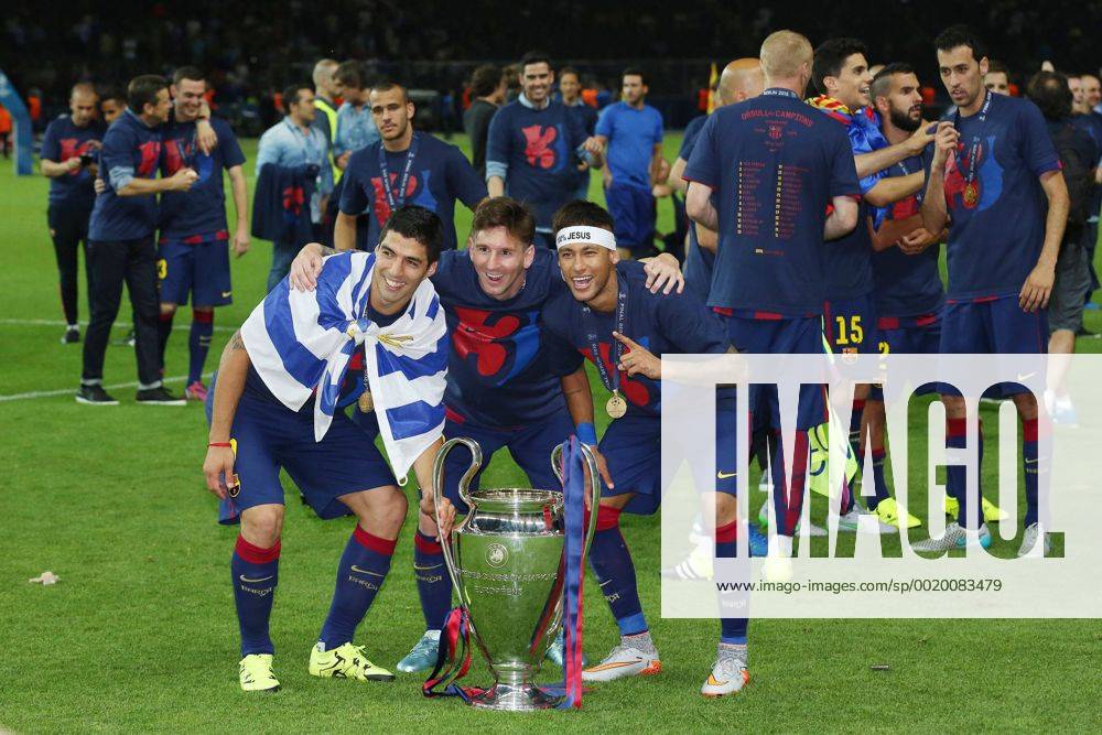Luis Suarez FC Barcelona Barca 9), Lionel Messi (FC Barcelona 10) und Neymar (FC Barcelona 11) feiert mit dem Pokal nach dem Gewinn des Spiels waehrend des Champions League Finales zwischen Juventus Turin und dem FC Barcelona am 06.06.2015 im Berliner Olympia Stadion (