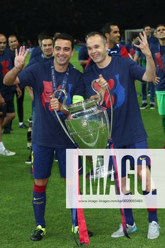 Andres Iniesta FC Barcelona Barca 8) und Xavi (FC Barcelona 6) feiert mit dem Pokal nach dem Gewinn des Spiels waehrend des Champions League Finales zwischen Juventus Turin und dem FC Barcelona am 06.06.2015 im Berliner Olympia Stadion (