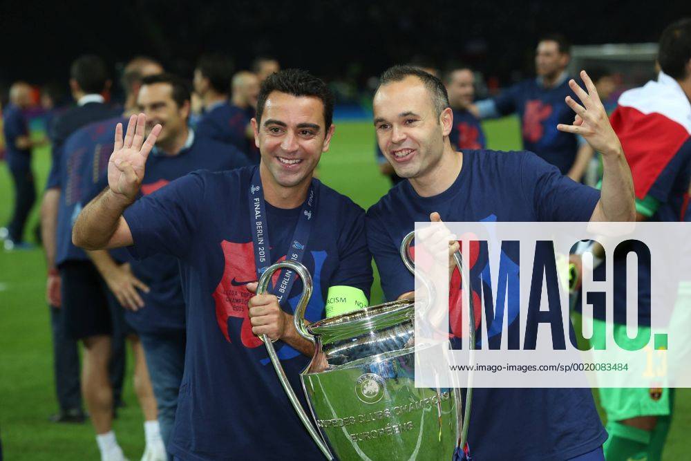 Andres Iniesta FC Barcelona Barca 8) und Xavi (FC Barcelona 6) feiert mit dem Pokal nach dem Gewinn des Spiels waehrend des Champions League Finales zwischen Juventus Turin und dem FC Barcelona am 06.06.2015 im Berliner Olympia Stadion (