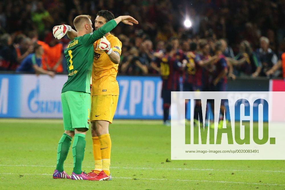 Torwart Gianluigi Buffon (Juventus Turin 1) gratuliert Torwart Marc-Andre ter Stegen FC Barcelona Barca 1) nach dem Gewinn waehrend des Champions League Finales zwischen Juventus Turin und dem FC Barcelona am 06.06.2015 im Berliner Olympia Stadion (