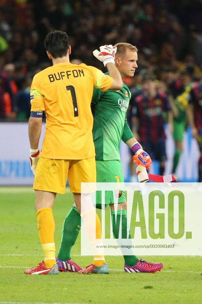 Torwart Gianluigi Buffon (Juventus Turin 1) gratuliert Torwart Marc-Andre ter Stegen FC Barcelona Barca 1) nach dem Gewinn waehrend des Champions League Finales zwischen Juventus Turin und dem FC Barcelona am 06.06.2015 im Berliner Olympia Stadion (