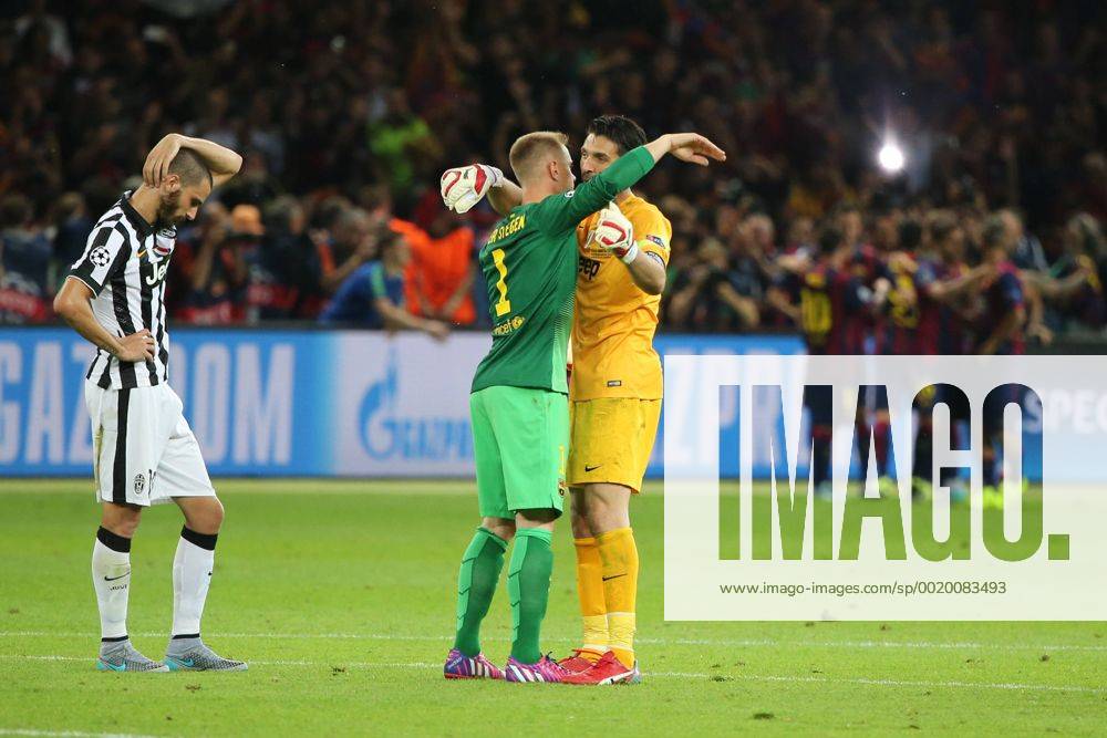 Torwart Gianluigi Buffon (Juventus Turin 1) gratuliert Torwart Marc-Andre ter Stegen FC Barcelona Barca 1) nach dem Gewinn waehrend des Champions League Finales zwischen Juventus Turin und dem FC Barcelona am 06.06.2015 im Berliner Olympia Stadion (