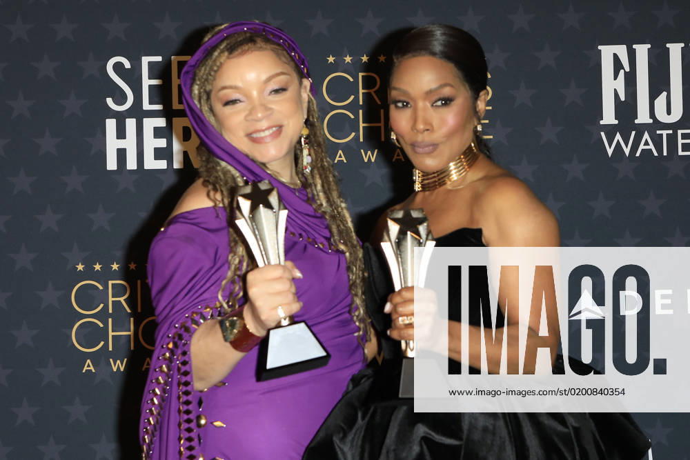 LOS ANGELES - JAN 15: Ruth E Carter, Angela Bassett at 2023 Critics Choice Press Room at the Fairmont Century Plaza on January 15, 2023 in Century City, CA Century City USA - ZUMAb170 20230115_zap_b170_197