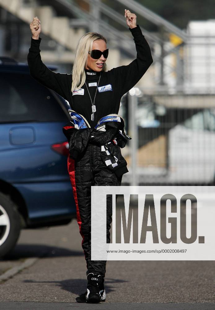 Cora Schumacher (Deutschland KuG DeWalt Racing) - wo sind die Nummernboys? Motorsport Damen Mini Challenge Cup 2005, MiniChallenge, ChallengeCup, Test, Tests, Testfahrt, Testfahrten, Vdig Einzelbild Hockenheimring Hockenheim