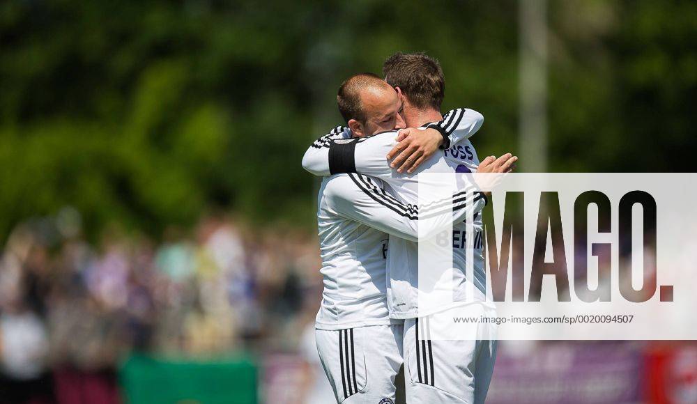 Berlin, Deutschland, 07.06.2015: Fußball Berlin-Liga 34. Spieltag Saison 2014 2015 - Tennis Borussia Berlin - Eintracht Mahlsdorf. Tor 1:0. Torschütze Torschuetze Michael Fuß Fuss (Tebe) jubelt mit Benjamin Hendschke (Tebe)