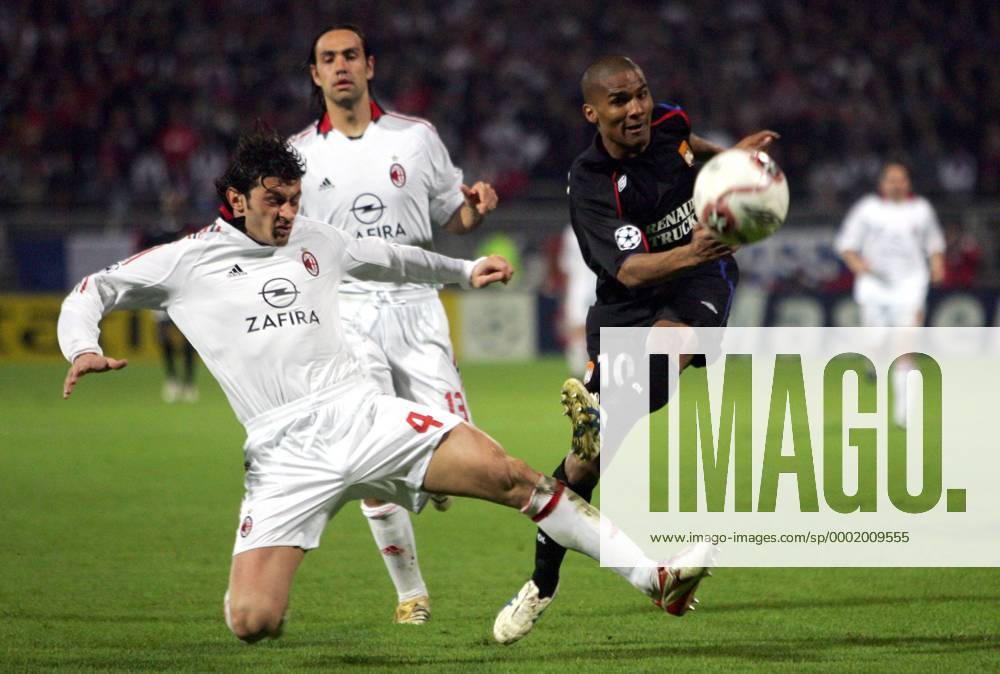 Florent Malouda (Lyon, re.) gegen Kakhaber Kaladze (Milan) - Fußball EC 1 Herren Champions League 2005 2006, Olympique Lyonnais - AC Mailand 0:0 Gruppe pan13431 Lyon Dynamik, Kampf,