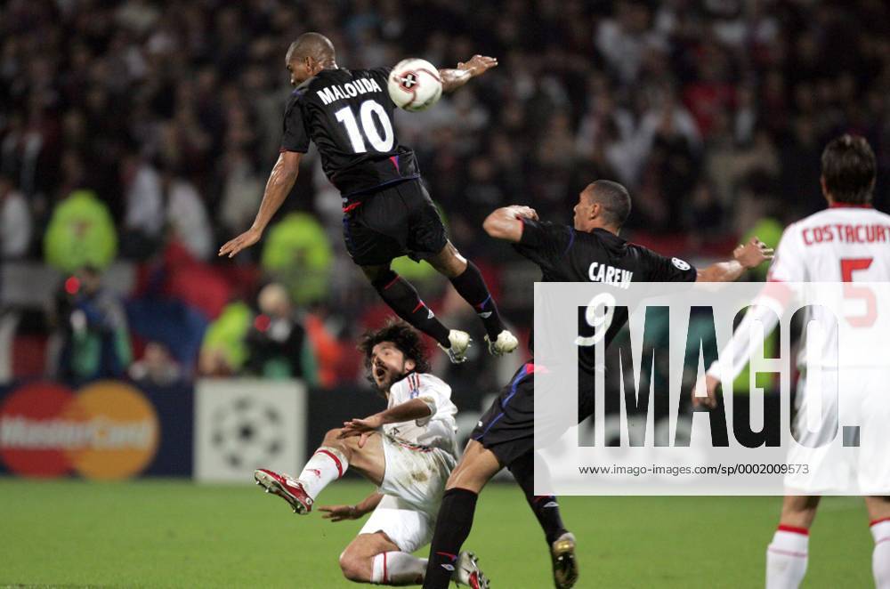 Gennaro Gattuso (Milan, li.) bestaunt die Flugkünste von Florent Malouda (Mitte) und auch dessen Teamkollege John Carew (beide Lyon) scheint überrascht - Fußball EC 1 Herren Champions League 2005 2006, Olympique Lyonnais - AC Mailand 0:0, OL Gruppe pan13431 Lyon Dynamik, Höhe,