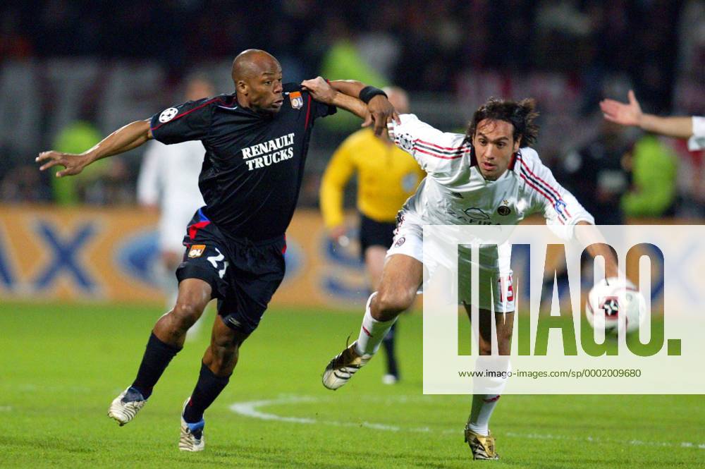 Alessandro Nesta (Milan, re.) gegen Sylvain Wiltord (Lyon) - Fußball EC 1 Herren Champions League 2005 2006, Olympique Lyonnais - AC Mailand 0:0, OL Gruppe pan13432 Lyon Dynamik,