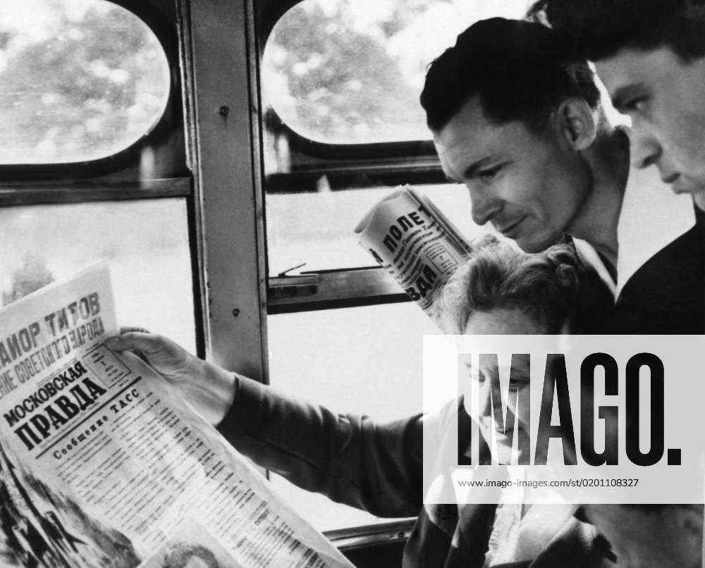 Moscow, USSR. August 7, 1961. Local people learn from newspapers about Soviet cosmonaut Gherman Titov s successful space flight on Vostok-2 spacecraft. Alexander Konkov, Boris Trepetov TASS 4568477
