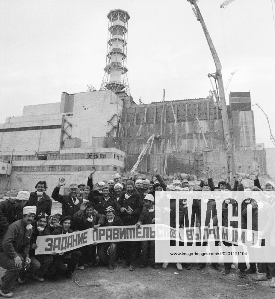 Kiev Region, Ukrainian SSR, USSR. Workers of the Construction Directorate No. 605 of the USSR Ministry of Medium Machine Building celebrates the completion of work on covering the reactor hall during the construction of the Shelter over the destroyed reactor No. 4, cleaning the roof of the reactor No. 3 from radioactive debris and launching the reactor No. 1 at the Chernobyl Nuclear Power Plant after the accident with the raising of the state flag of the USSR on the concrete distribution boom. On April 26, 1986, an explosion occurred at the reactor No. 4 of the nuclear power plant during equipment tests after the shutdown of the reactor for the next scheduled preventive maintenance. The banner reads: We will fulfill the task of the governm 1227223
