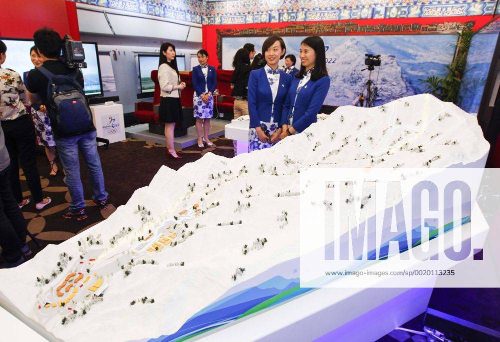 (150610) -- LAUSANNE, June 10, 2015 -- Visitors view sandbox models at the expo of Beijing Candidate City s bid for the 2022 Winter Olympic Games Olympische Spiele Olympia OS at the Palace hotel in Lausanne, Switzerland, on June 10, 2015. ) (SP)SWITZERLAND-LAUSANNE-2022 WINTER OLYMPICS-EXPO ZhouxLei