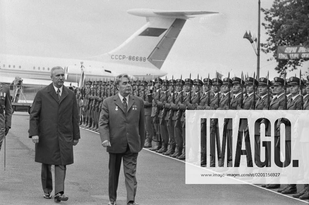 Warsaw, Polish People s Republic. First Secretary of the Polish United Workers Party Edward Gierek and General Secretary of the Central Committee of the Communist Party of the Soviet Union Leonid Brezhnev, who came to participate in celebrations dedciated to the 30th anniversary of the liberation of Poland from Nazi invaders, (L-R) inspect guards of honour during the welcome ceremony at the airport. Vladimir Musaelyan, Valentin Sobolev TASS 24760882