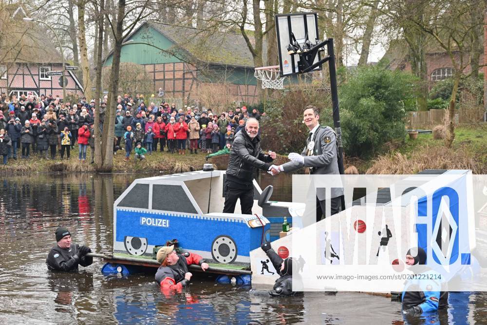 Marek Erhardt (Soko Hamburg und Das Traumschiff) trat am Sonntag bei der Marmstorfer Teichwette 2023 auf dem Marmstorfer Feuerteich gegen amtierenden Marmstorfer Schützenkönig Michael Karstens an. Beide wetteten sich trockenen Fußes auf der Mitte des Teiches zu begegnen. Der Erlös der Veranstaltung, sowie der Wetteinsatz kommen einem guten Zweck zu Gute. Marek Erhardt spendete seinen Teil an Woman for Woman . Die Wette ging wie erwartet unentschieden aus. Stilecht kam Marek Erhardt im Polizei-Floß, während sein Gegner deutlich wackeliger mit einem Basketball-Floß den Teich befuhr. Der ehemalige Basketballprofi und Erhardt verwandelten einige Ballwürfe auf von Floß zu Floß zielsicher. Marek Erhardt (Soko Hamburg) bei der Marmstorf