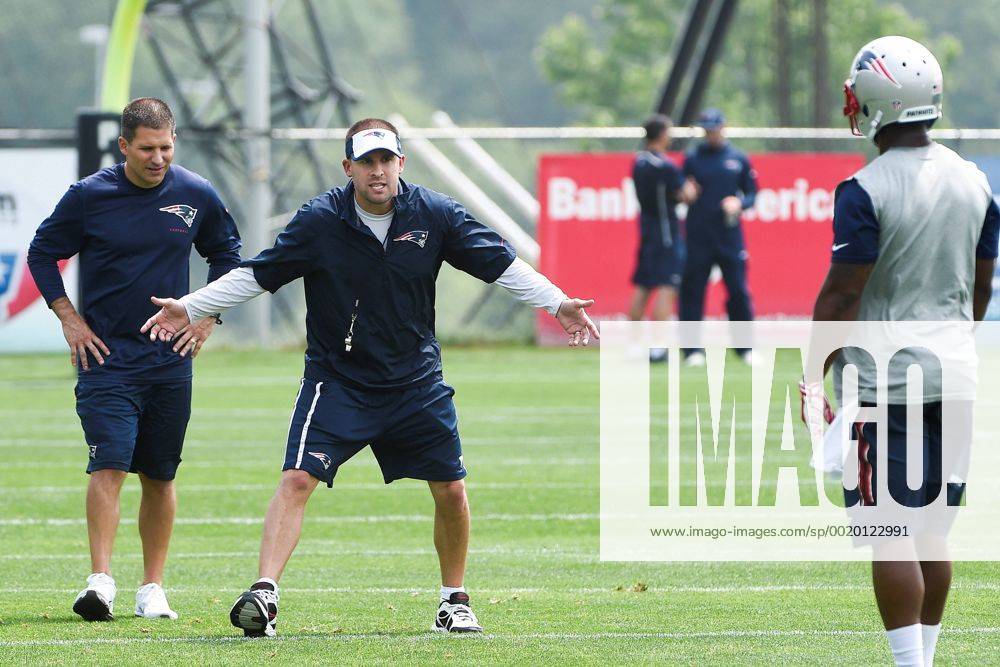 Foxborough, Massachusetts, U.S. - New England Patriots offensive coordinator Josh McDaniels coaches a player during the organized team activities held on the practice fields at Gillette Stadium in Foxborough Massachusetts. Eric Canha CSM NFL American Football Herren USA 2015: Patriots OTA JUN 11 - ZUMAc04_