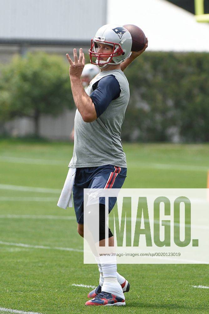 Foxborough, Massachusetts, U.S. - New England Patriots quarterback Tom Brady (12) throws a pass at the organized team activities held on the practice fields at Gillette Stadium in Foxborough Massachusetts. Eric Canha CSM NFL American Football Herren USA 2015: Patriots OTA JUN 11 - ZUMAc04_