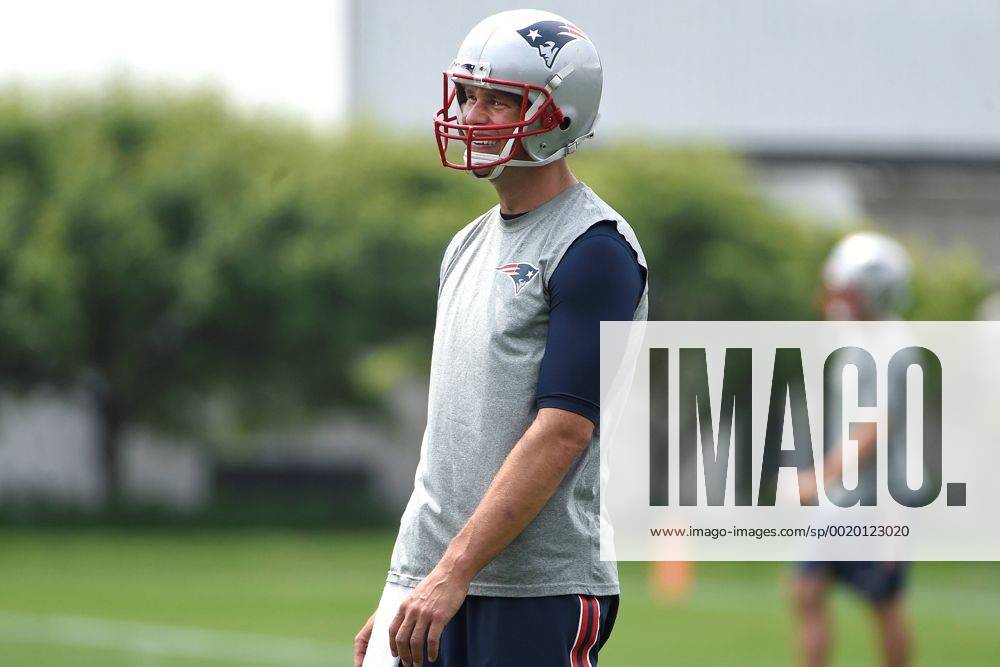 Foxborough, Massachusetts, U.S. - New England Patriots quarterback Tom Brady (12) takes part in the organized team activities held on the practice fields at Gillette Stadium in Foxborough Massachusetts. Eric Canha CSM NFL American Football Herren USA 2015: Patriots OTA JUN 11 - ZUMAc04_