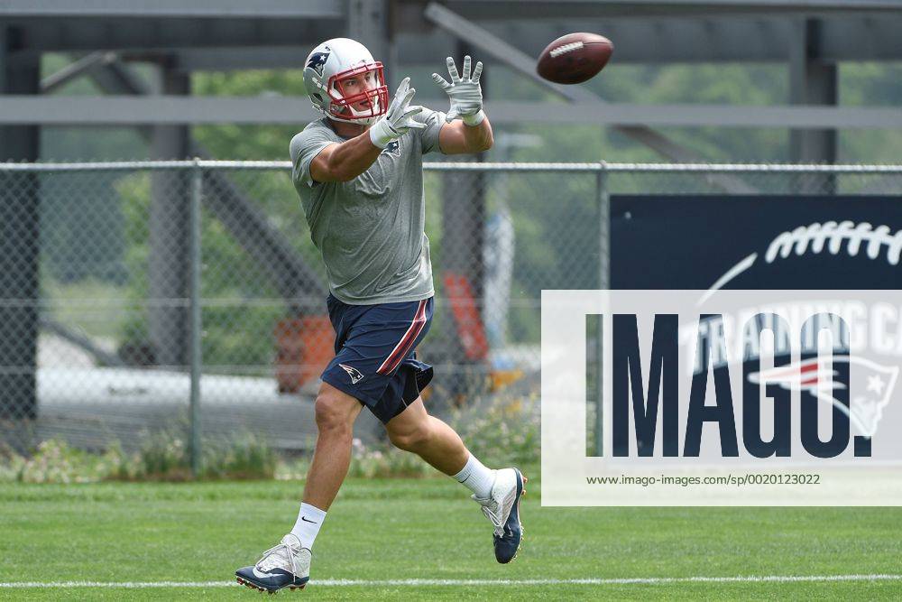 Foxborough, Massachusetts, U.S. - New England Patriots tight end Rob Gronkowski (87) makes a catch during the organized team activities held on the practice fields at Gillette Stadium in Foxborough Massachusetts. Eric Canha CSM NFL American Football Herren USA 2015: Patriots OTA JUN 11 - ZUMAc04_